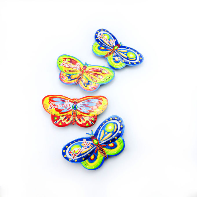 L'animal multicolore a formé des chocolats avec le biscuit de forme de papillon/forme de boule